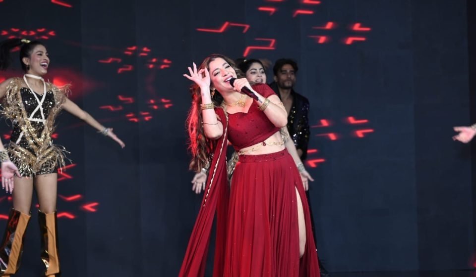 Jasmine Sandlas Announces Engagement, Unveils India Tour image - 0nptifo4_jasmine_160x120_02_October_25.